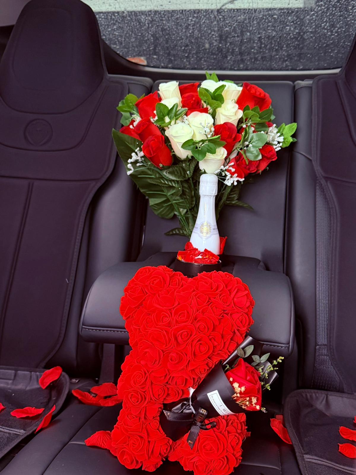 Coeur roses rouges champagne Tesla Model Y événement amoureux