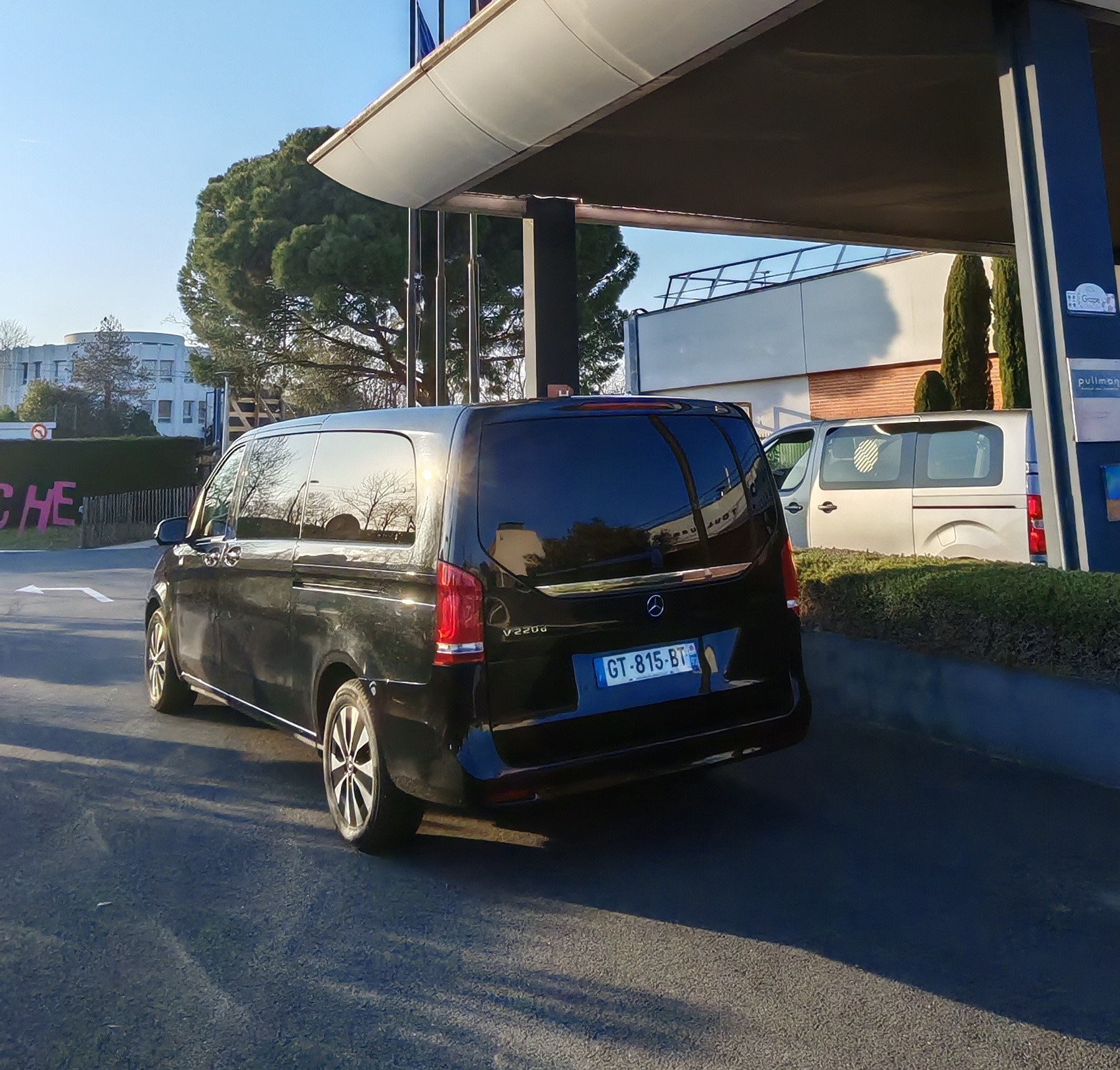 Mercedes Vito V 220d VTC Toulouse Lourdes - Vue arrière spacieuse avec feux LED