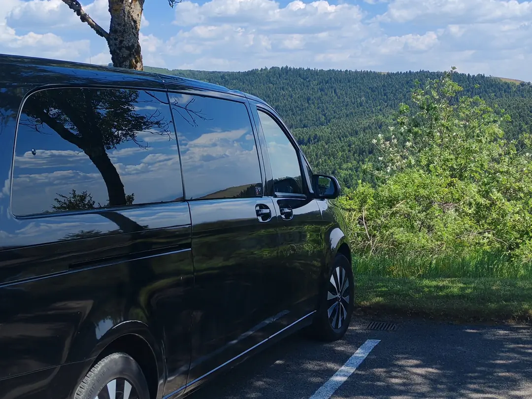 Van Mercedes Classe V noir en excursion dans la campagne occitane - Urban Prestige VTC Toulouse