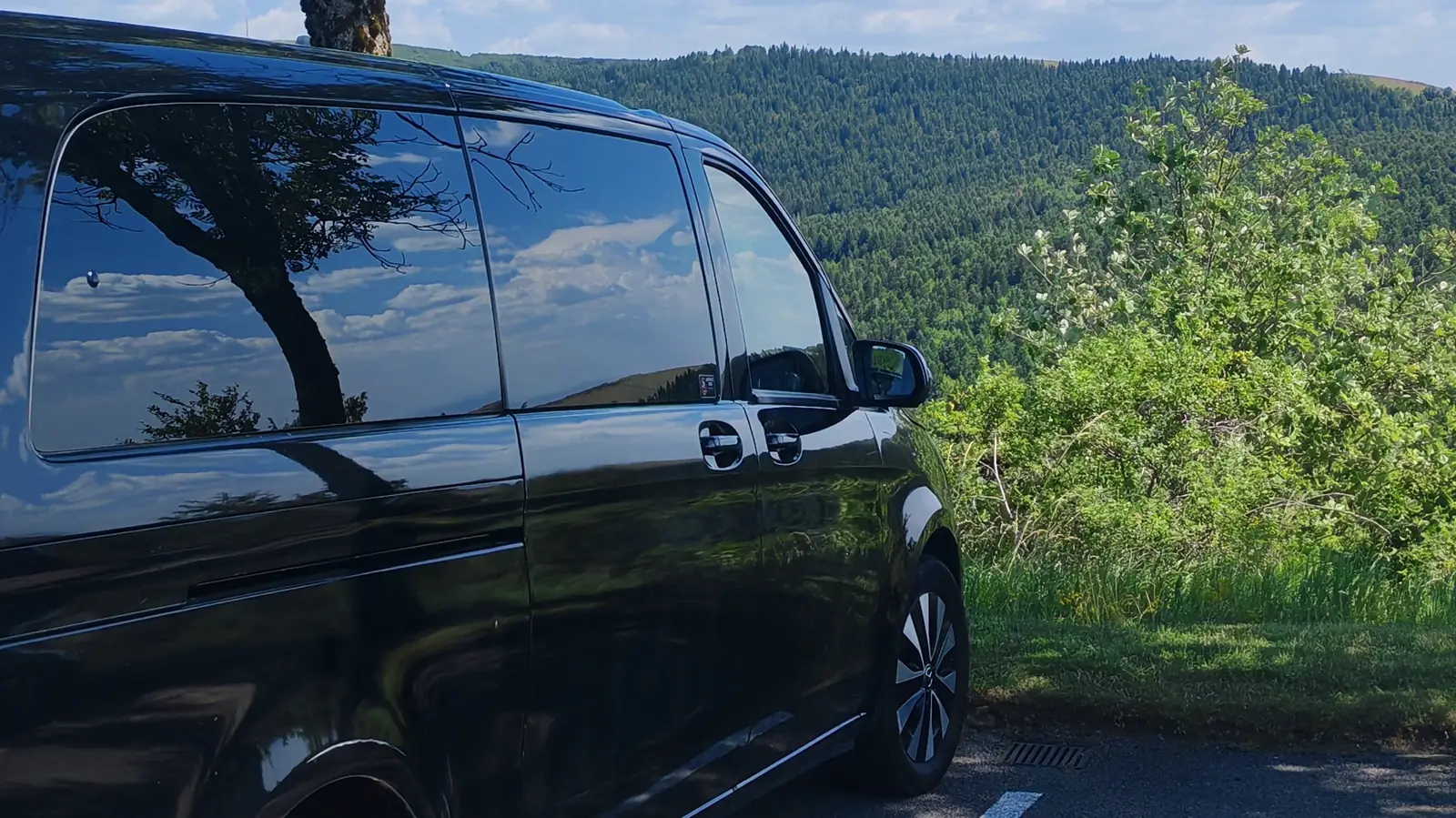 Van Mercedes Classe V d'Urban Prestige VTC en excursion dans la campagne occitane entre Toulouse et Albi