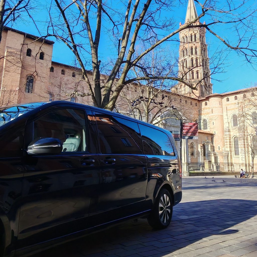 Chauffeur VIP Toulouse — van Mercedes Classe V noir stationné devant la basilique Saint-Sernin lors d'une mise à disposition