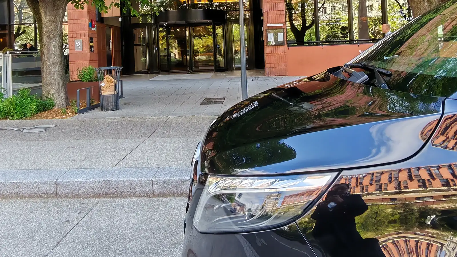 Détail de la calandre et des optiques avant du van Mercedes Classe V noir d'Urban Prestige VTC Toulouse