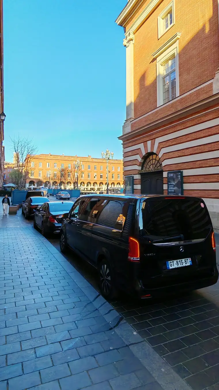 Van Mercedes Classe V d'Urban Prestige sur les pavés près de la place du Capitole à Toulouse