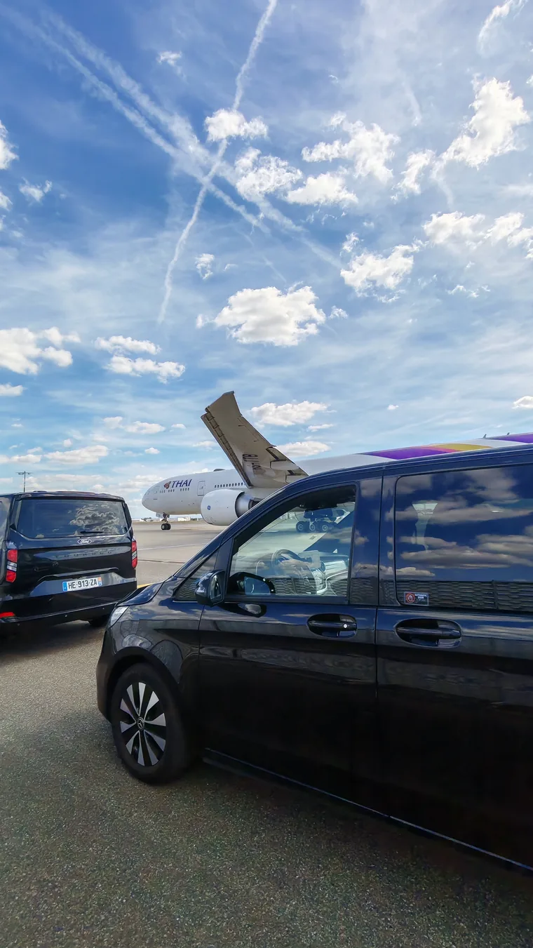 Deux vans Mercedes Classe V d'Urban Prestige sur le tarmac de l'aéroport Toulouse-Blagnac