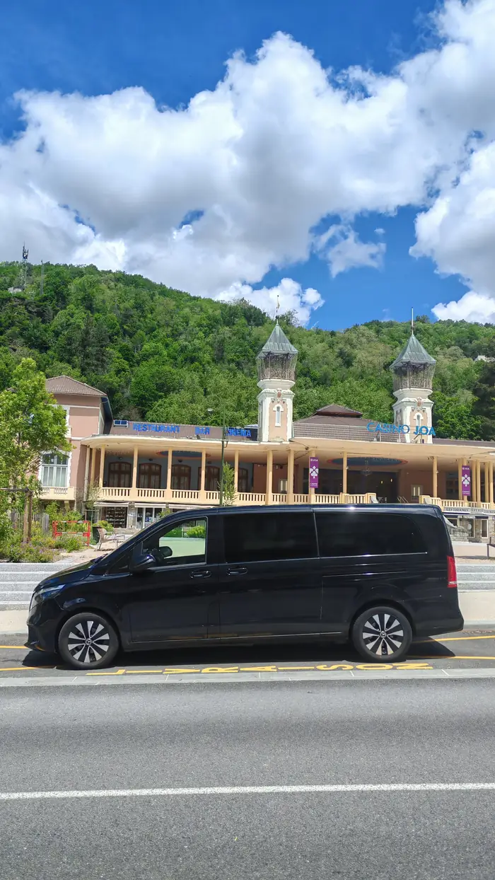 Van Mercedes Classe V d'Urban Prestige devant les thermes au pied des Pyrénées