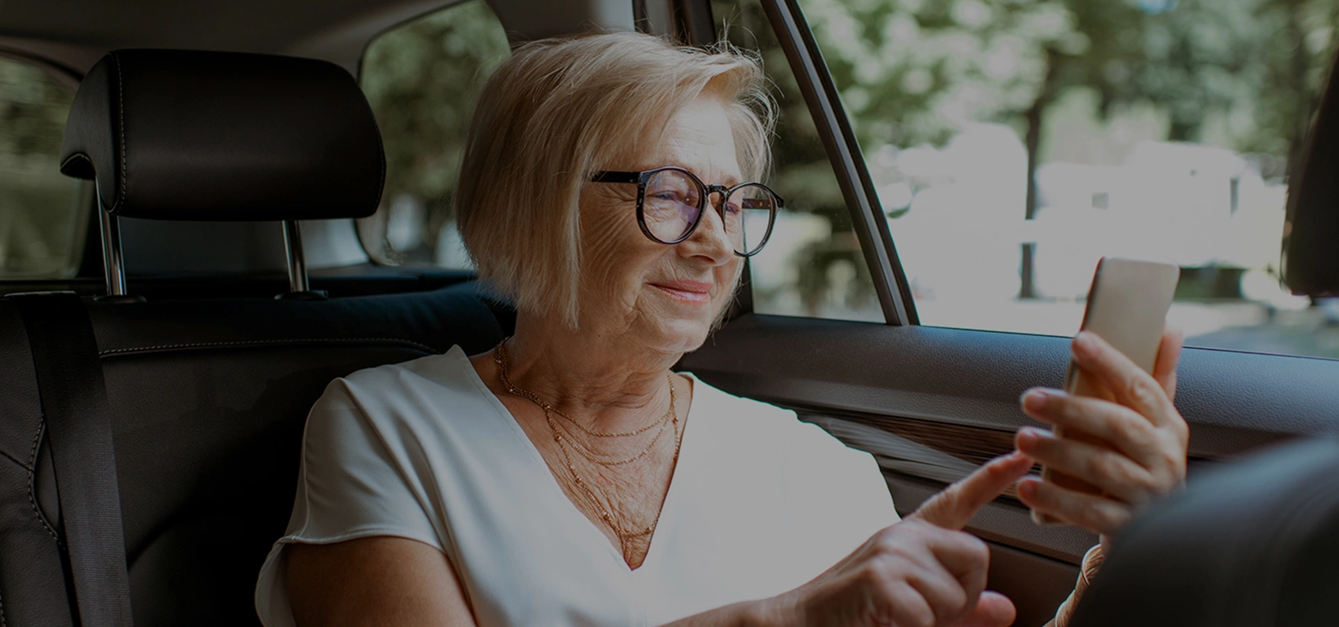 Chauffeuse VTC avec passagère senior dans véhicule confortable à Toulouse