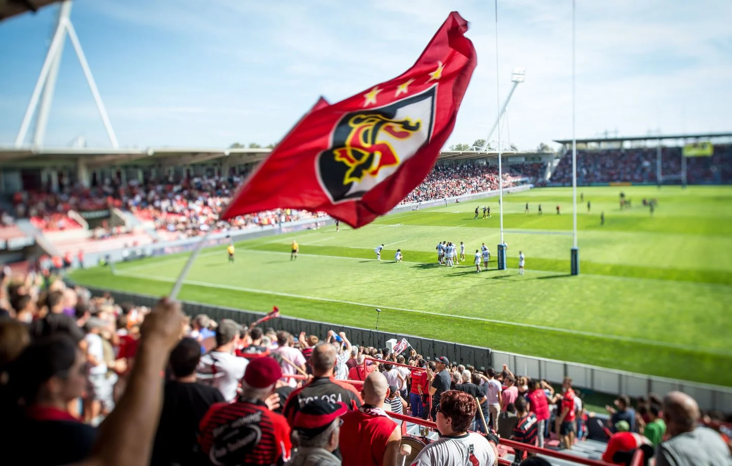 Supporters du Stade Toulousain célébrant dans les tribunes d'Ernest-Wallon