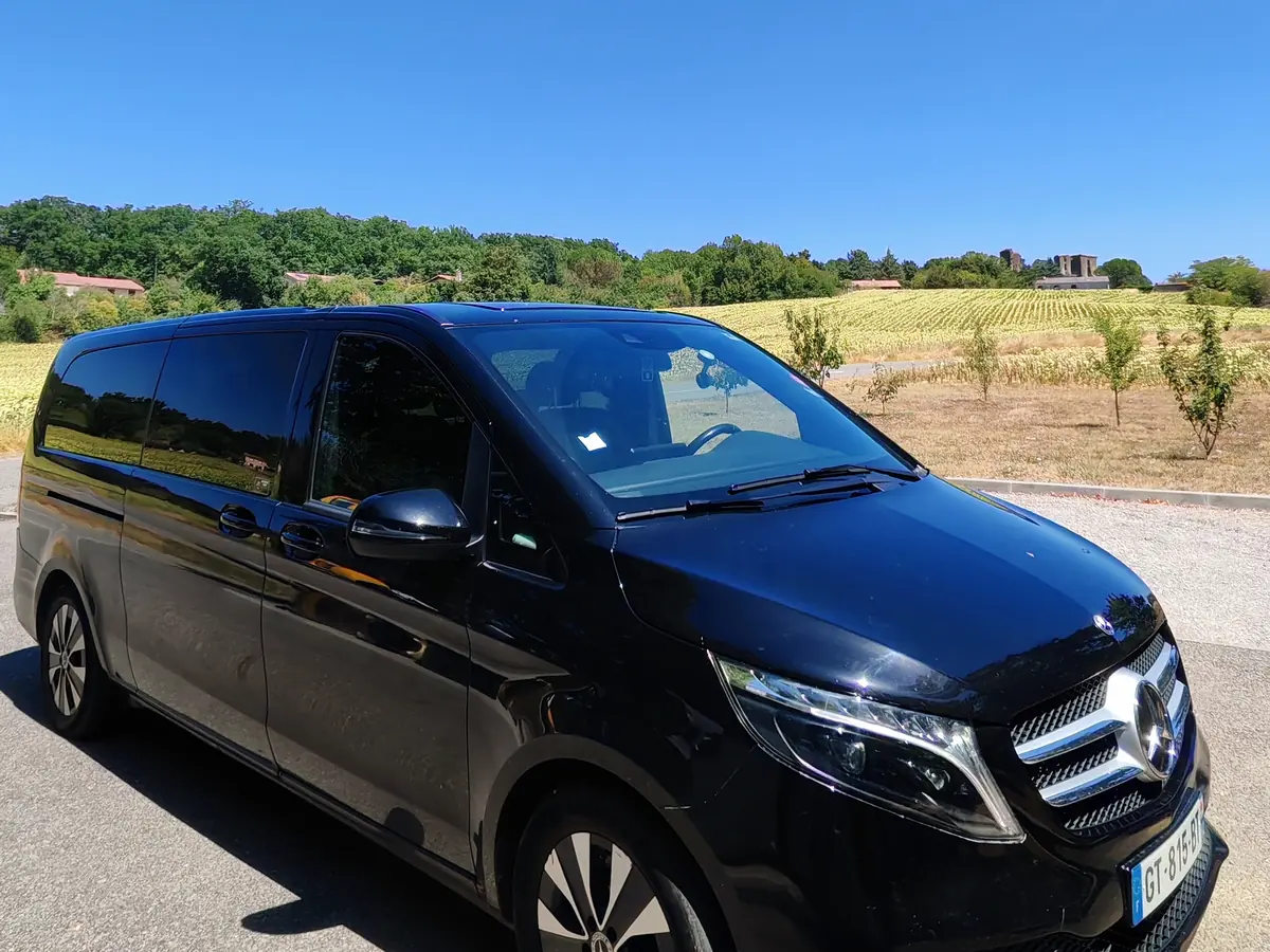 Van Mercedes Classe V 7 places noir d'Urban Prestige VTC Toulouse - Vue avant trois quarts avec calandre Mercedes en mission dans la campagne toulousaine
