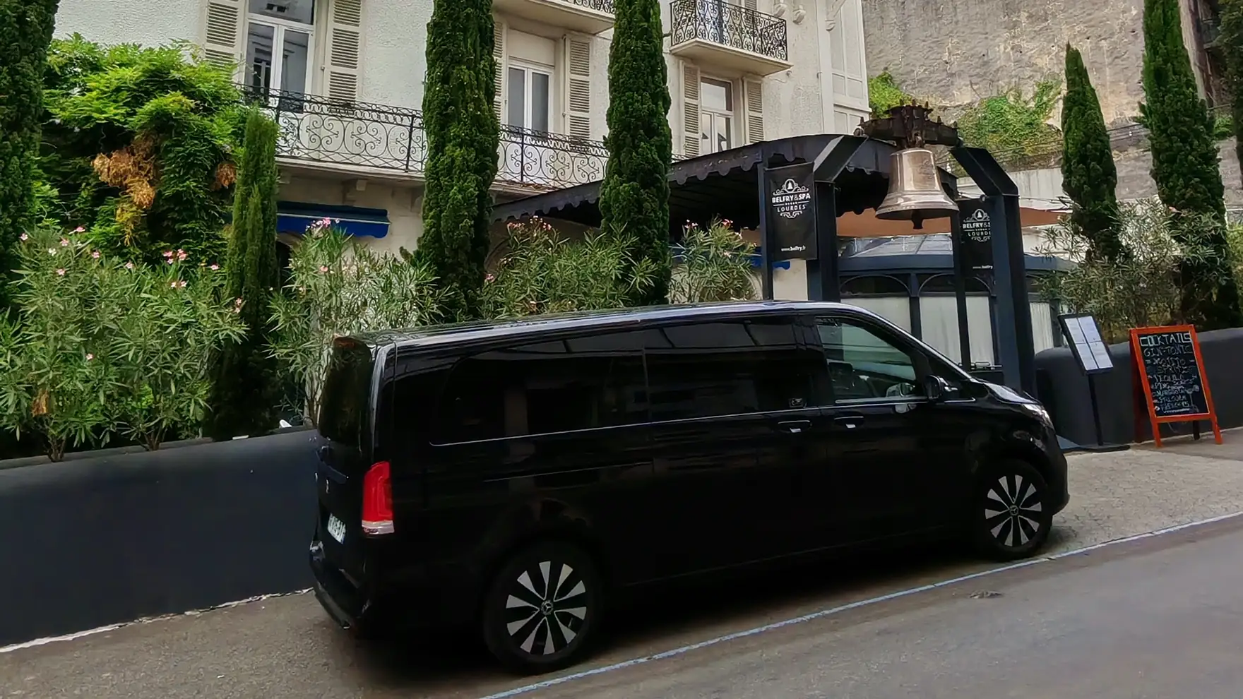 Van Mercedes Classe V d'Urban Prestige en attente devant l'entrée d'un hôtel, service de conciergerie Toulouse