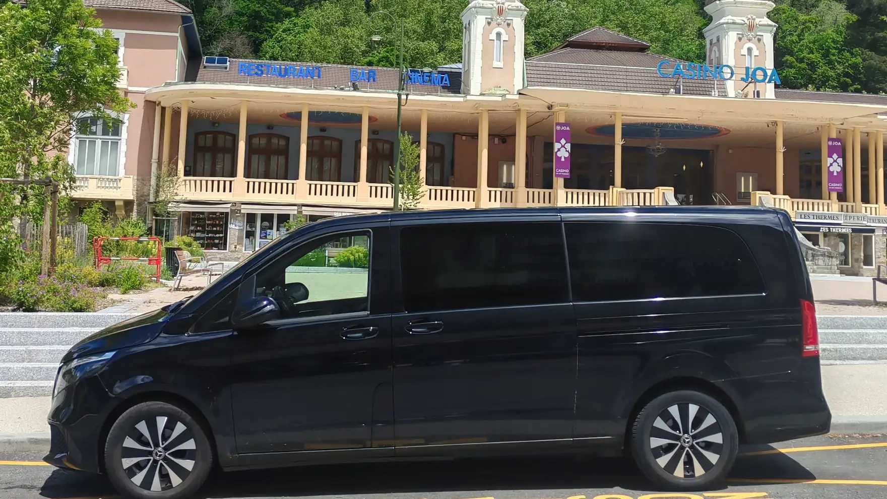 Van Mercedes Classe V d'Urban Prestige VTC stationné devant les thermes au pied des Pyrénées