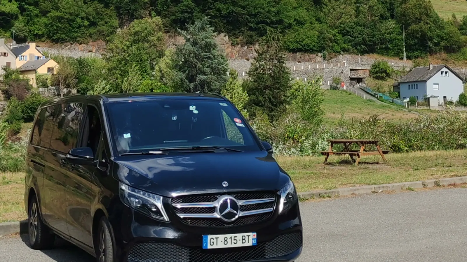 Van Mercedes Classe V d'Urban Prestige VTC en halte dans une vallée des Pyrénées sur la route d'Andorre